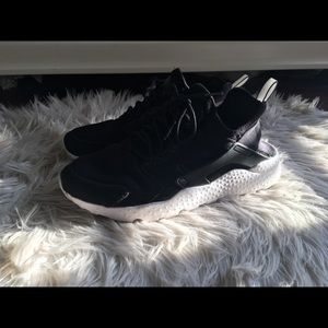 Black & White Nike Huarache Ultras Women’s US10.5