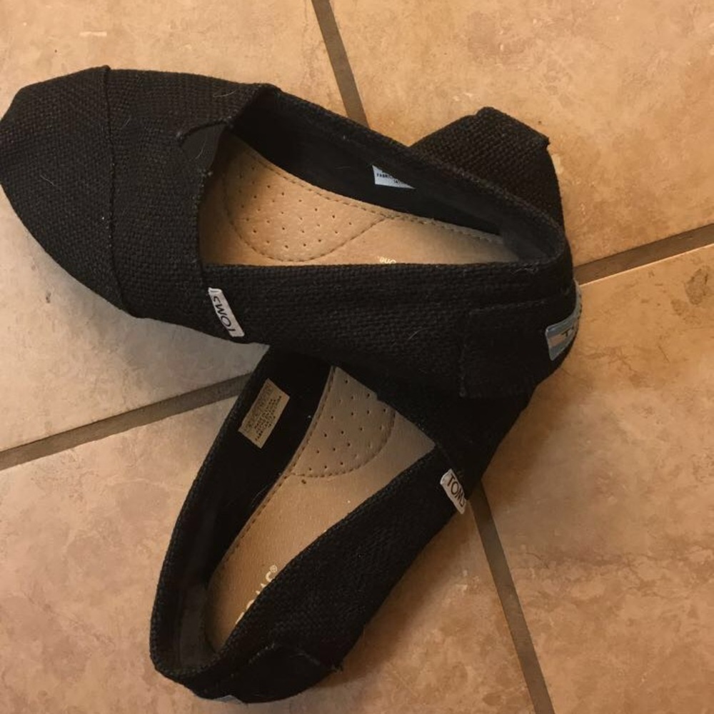 Black canvas toms like brand new w a lint roller