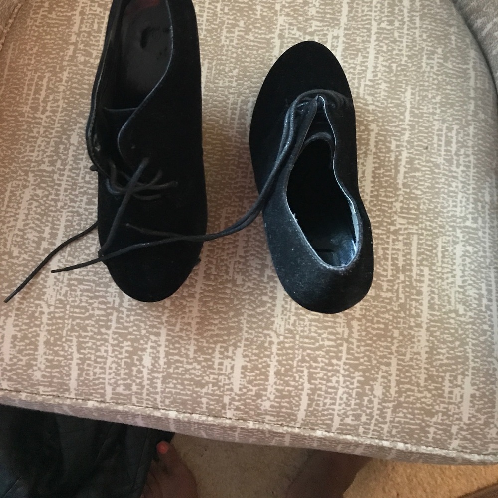 Black winter wedges