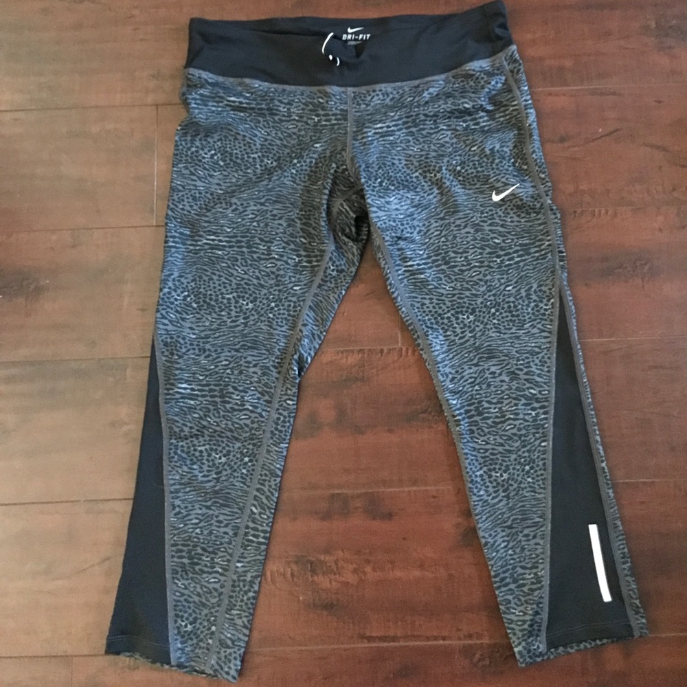 NWT Nike Black/Grey Leopard Print Capri Fitness