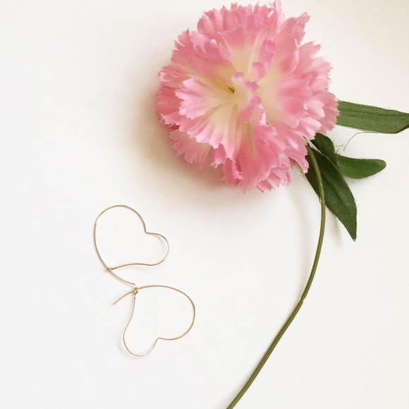 {$FIRM} Small Gold Tone Heart Shaped Earrings - Picture 2 of 2