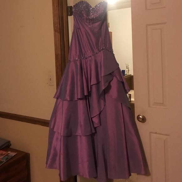 Woman's formal gown - Picture 1 of 3