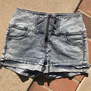 High waisted jean shorts 💀🖤💀