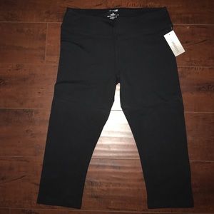 NWT Weekend by Marika Capri fitness leggings Black