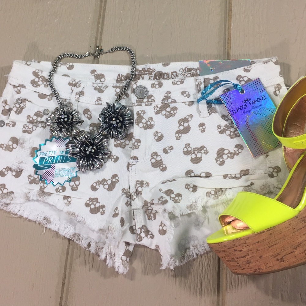 🥑 Charlotte Russe distressed Shorts - Picture 1 of 8