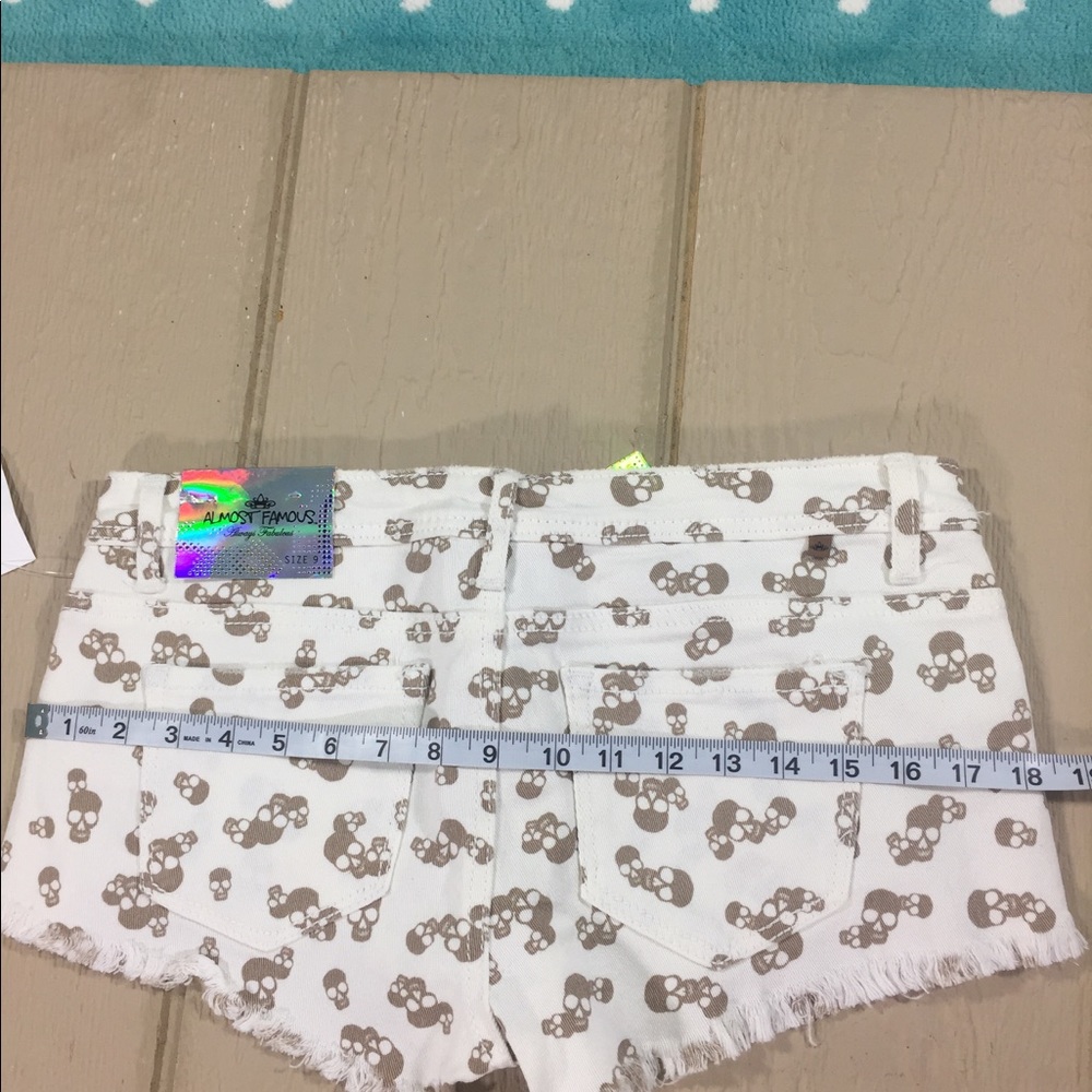 🥑 Charlotte Russe distressed Shorts - Picture 5 of 8