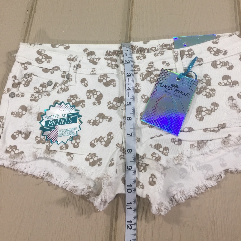 🥑 Charlotte Russe distressed Shorts - Picture 6 of 8