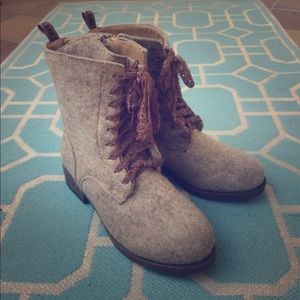 Super cute Muk Luk size 7 fall boots zip up laces