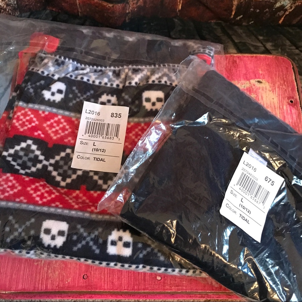❄️💀❄️ PJ Set ❄️💀❄️ - Picture 2 of 5