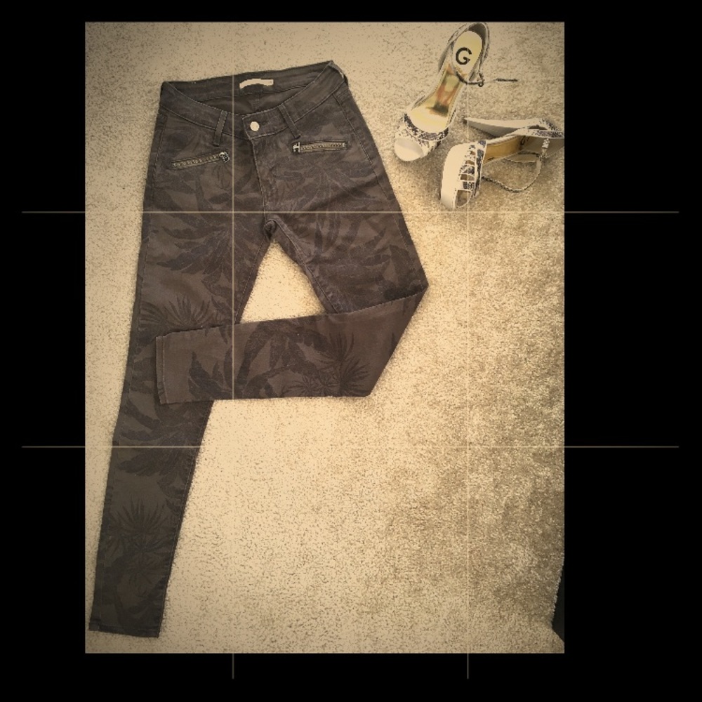 **SOLD**  Levi"s 711 skinny jeans in olive green