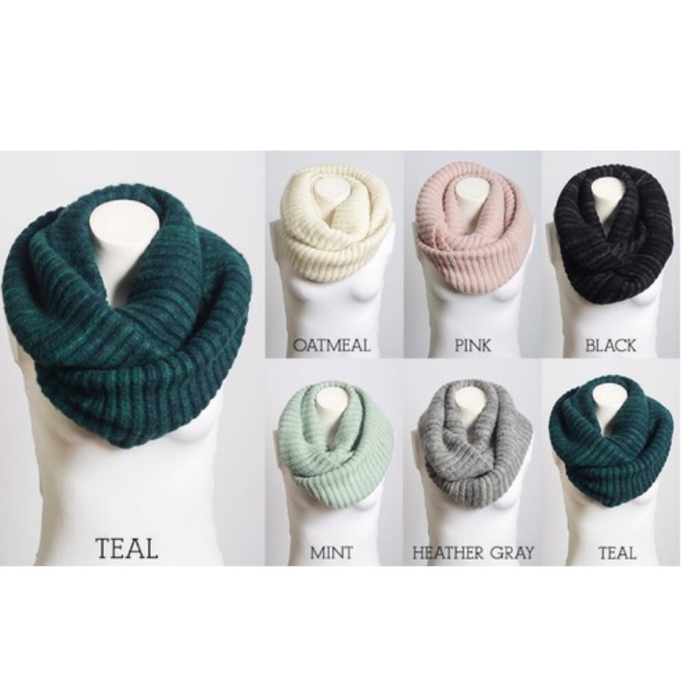 ❗️LAST ONE❗️🆑Ribbed Knit Infinity Scarf - Picture 3 of 3
