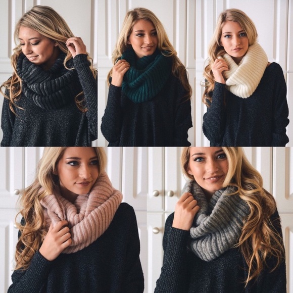 ❗️LAST ONE❗️🆑Ribbed Knit Infinity Scarf - Picture 2 of 3