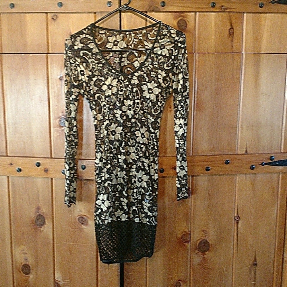 🌺NWOT SEXY body con dress with floral pattern🌺