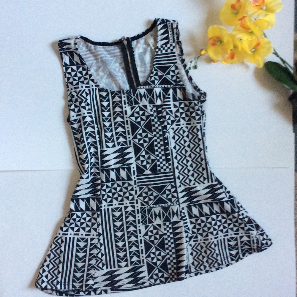 Geometric print pendulum top