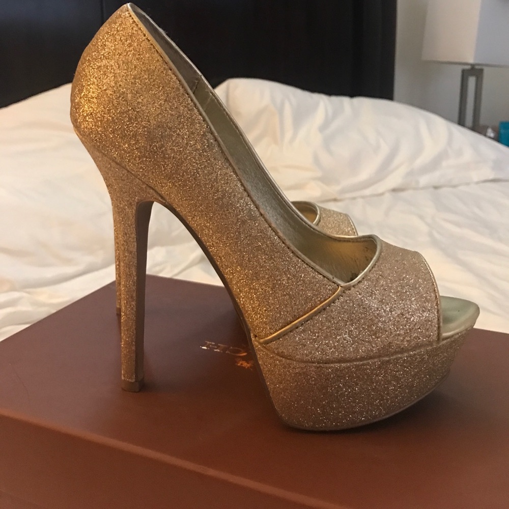 Carlos Santana Gold Peep Toe Pumps