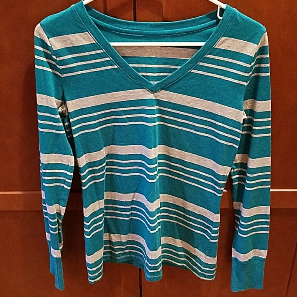 V-Neck LS Tee