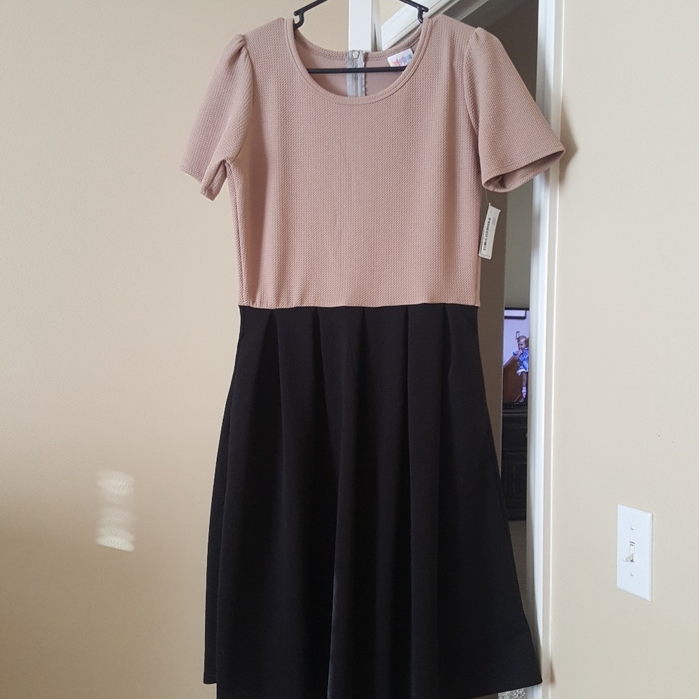 (SOLD) Lularoe amelia