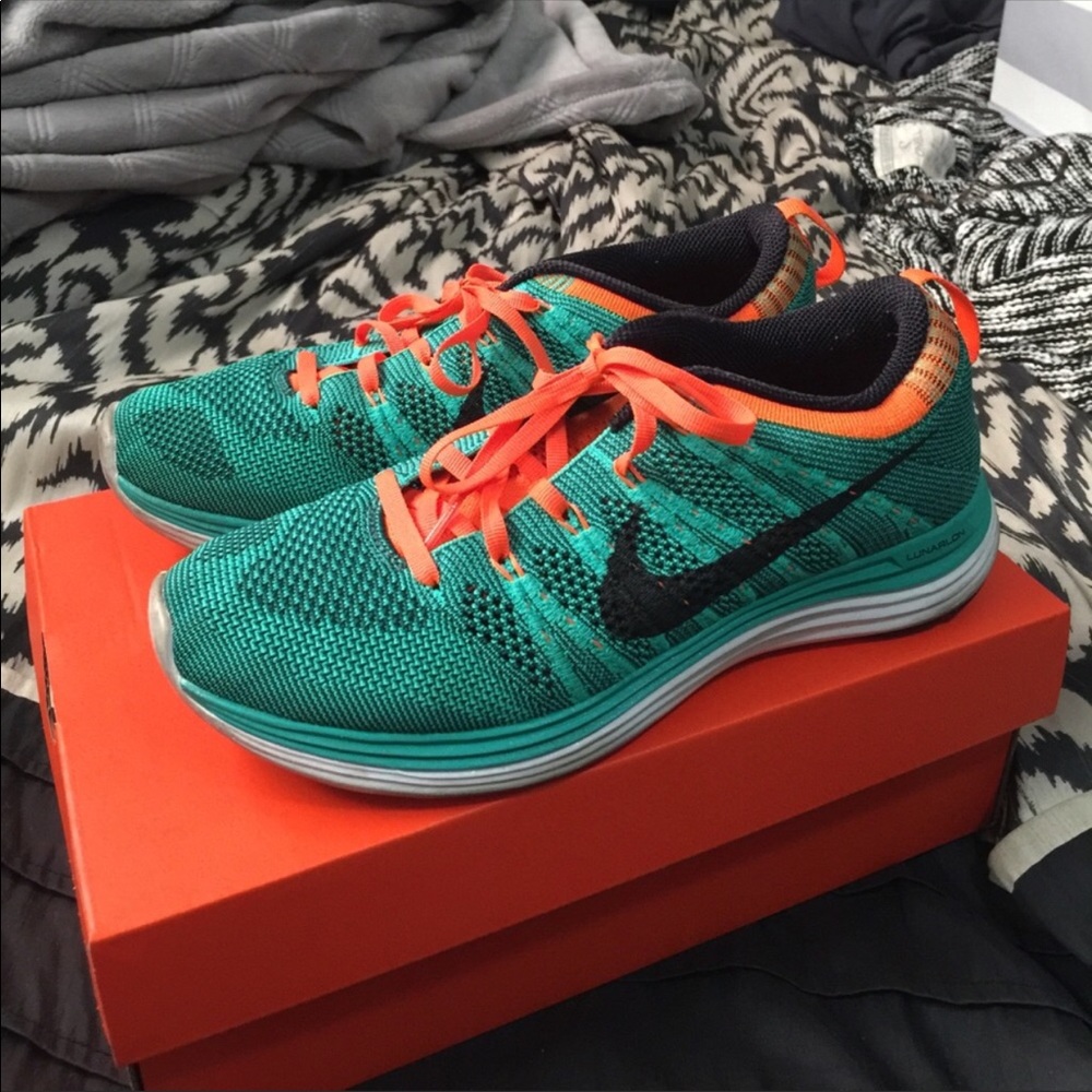Nike women's 7.5 Flyknit One Racers