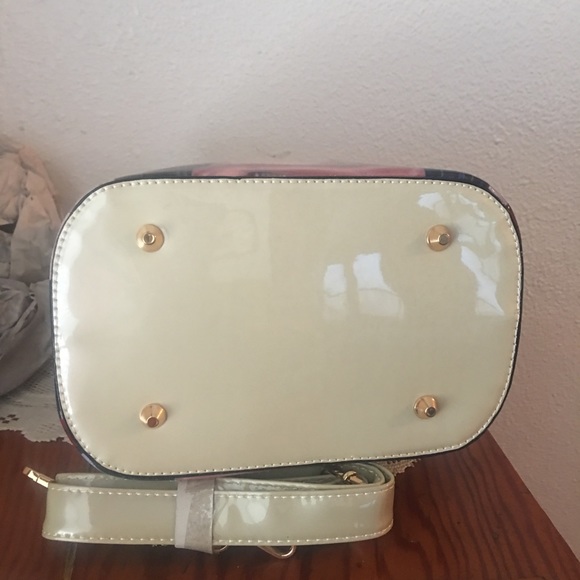 OBAMA Handbag 🦋💜👛 NWT Classy,  Stylish - Picture 4 of 5