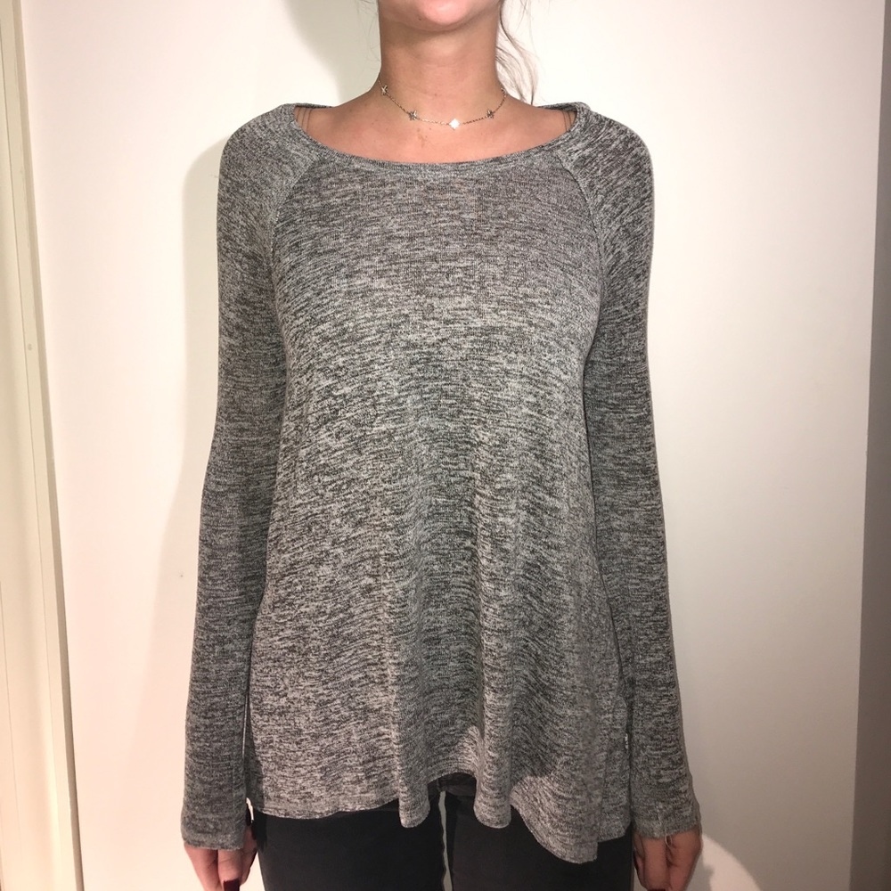 gray long-sleeved t-shirt