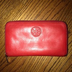 Tory Burch Statement Red Wallet❤️