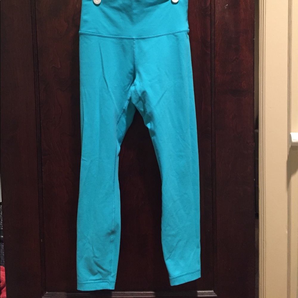 Lululemon 7/8 cropped pants Size 6
