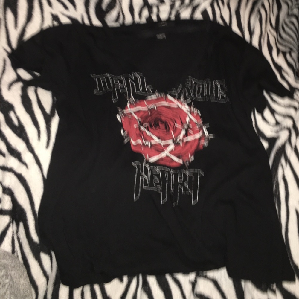 🖤FOREVER 21🖤 Chained Heart Shirt