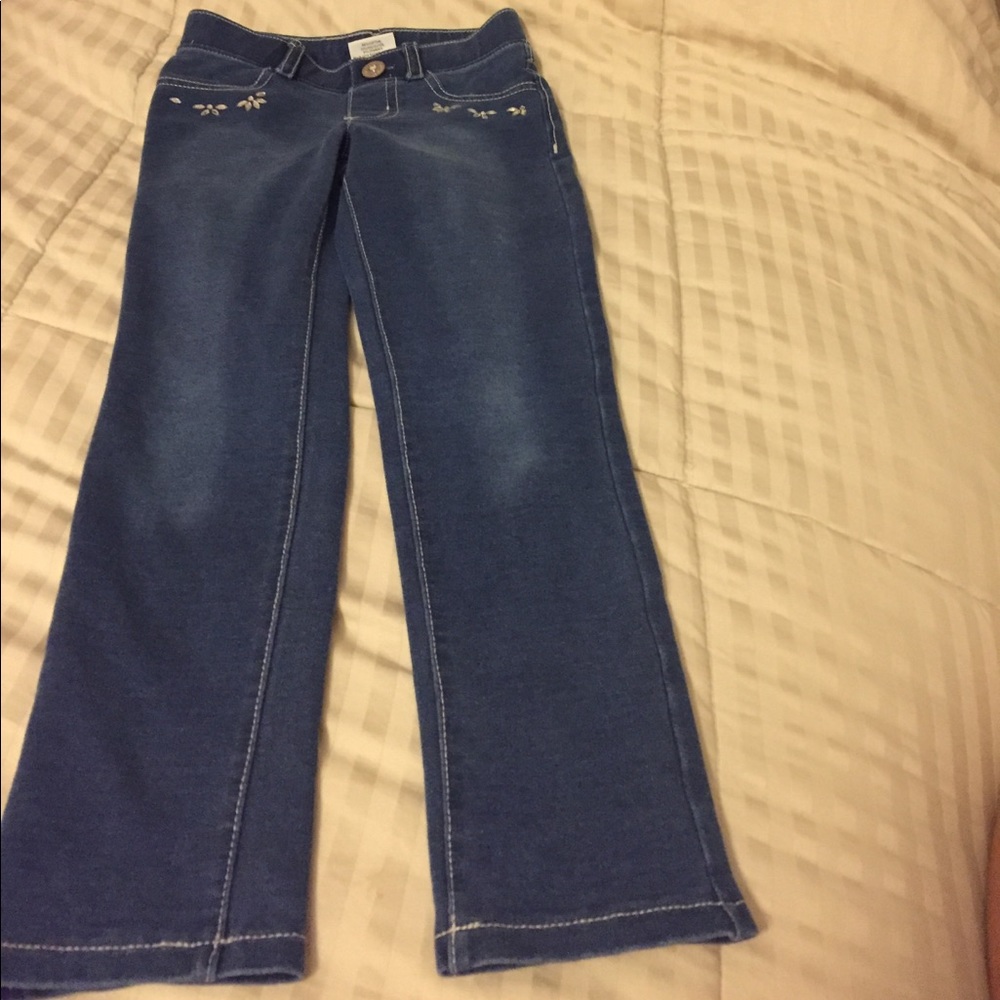 Girl pull on leggings