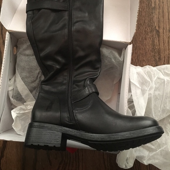 NIB black boots - Picture 2 of 3