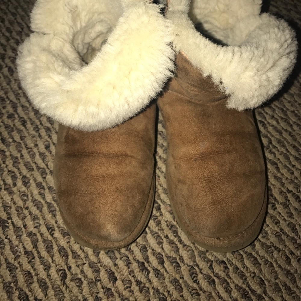 Chestnut bailey button UGG size 7 (us)