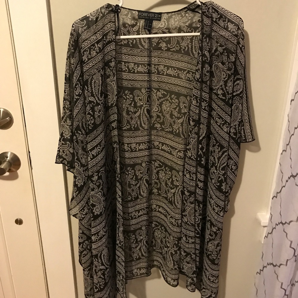 Forever 21 Plus black and white kimono
