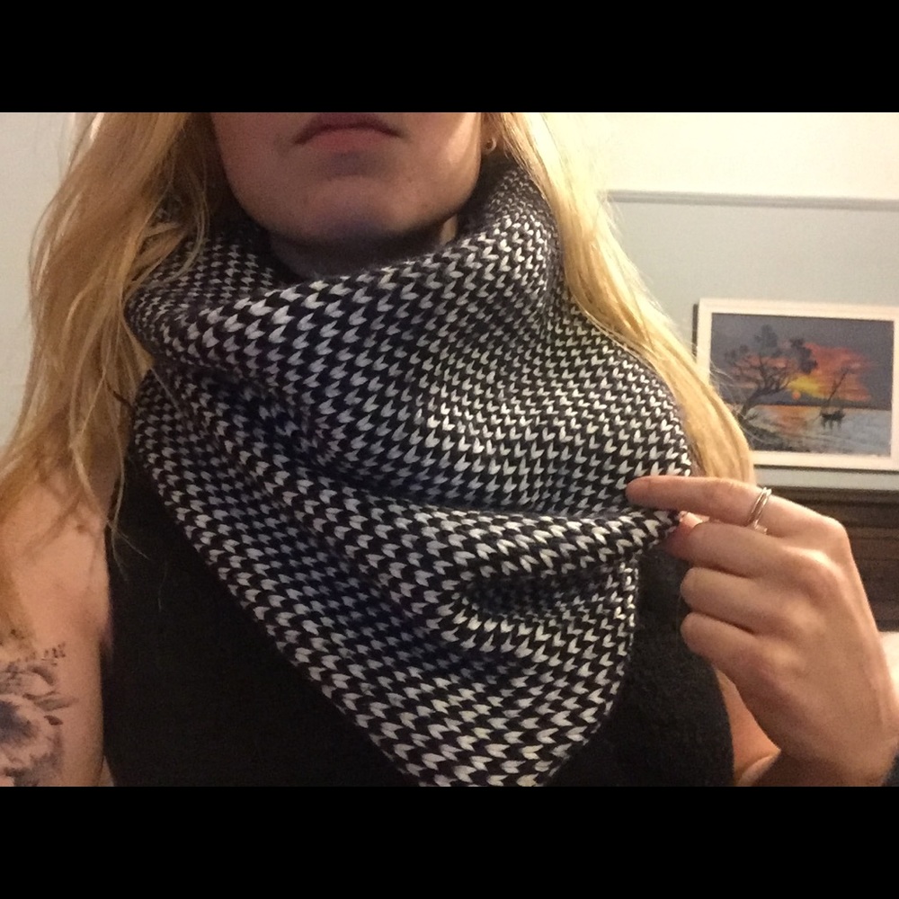 Navy and White Banana Republic Circle Scarf