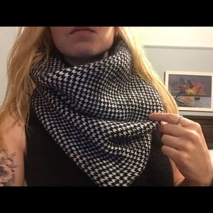 Navy and White Banana Republic Circle Scarf