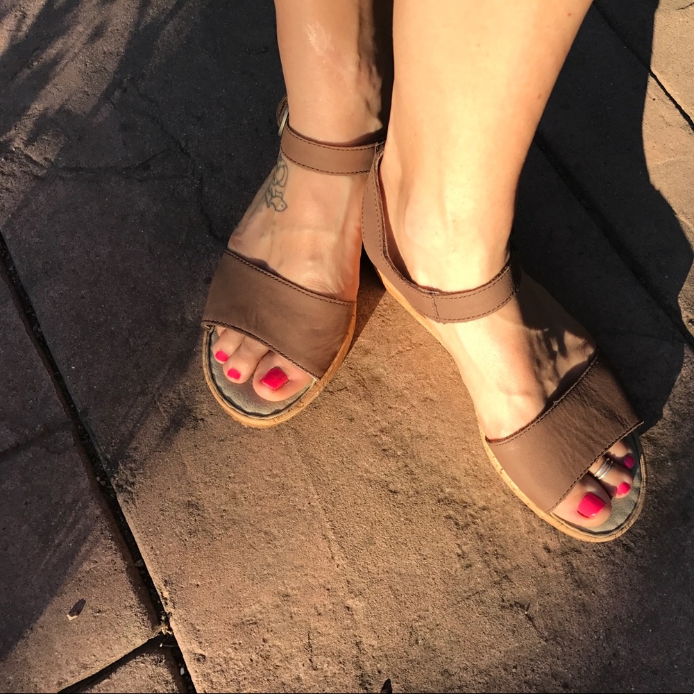 Eddie Bauer brown strappy sandals