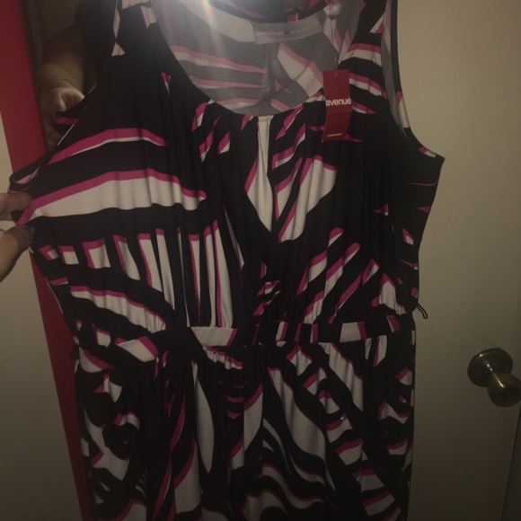 Long semi formal flattering dress. - Picture 2 of 5