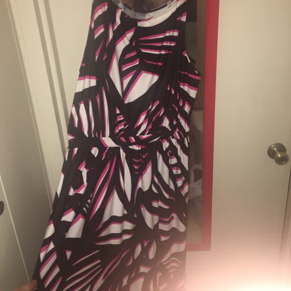 Long semi formal flattering dress. - Picture 3 of 5