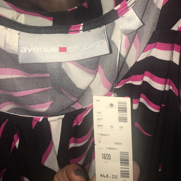 Long semi formal flattering dress. - Picture 4 of 5