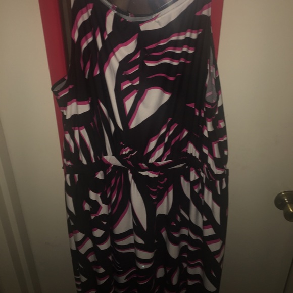 Long semi formal flattering dress. - Picture 5 of 5