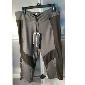 NWT - Second Skin compression capris