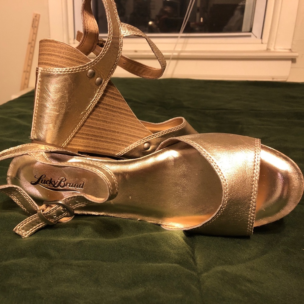 Lucky Brand 3in Wedges in Light-Gold/Pewter