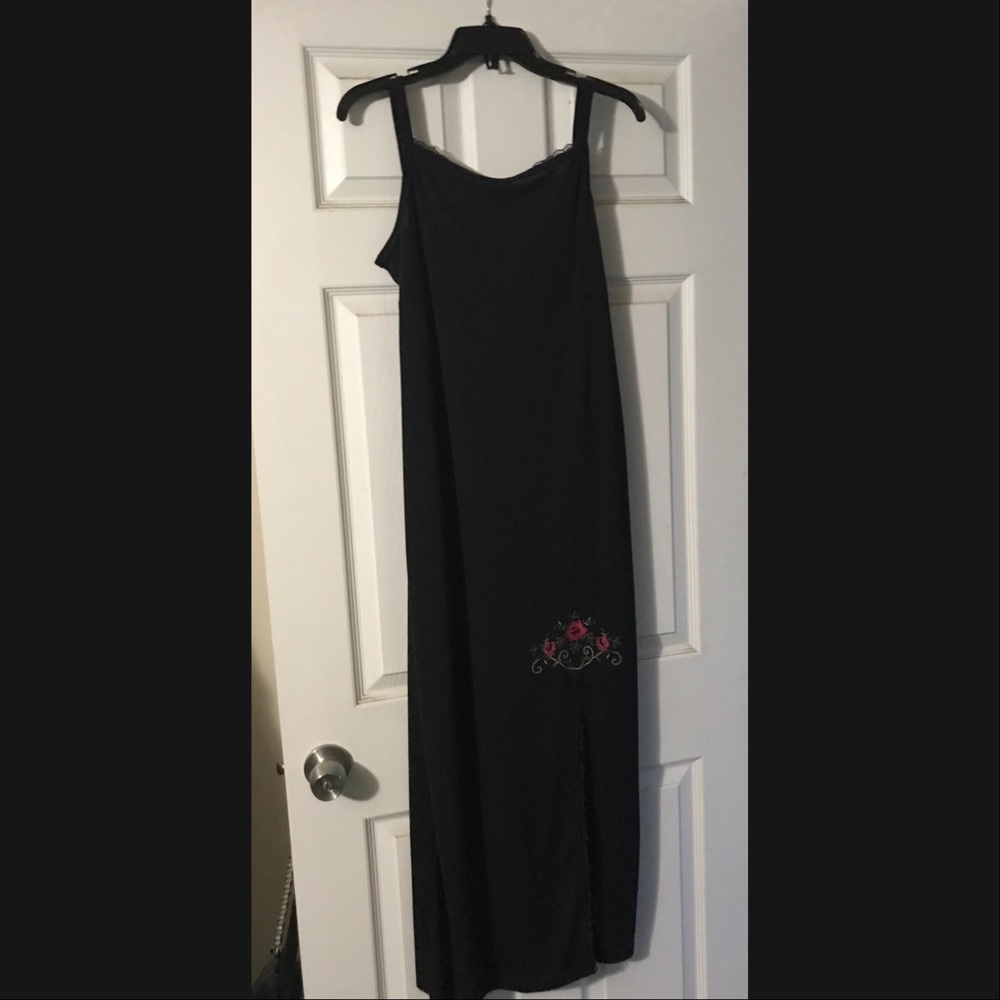 Slip style dress with flower embroidery.