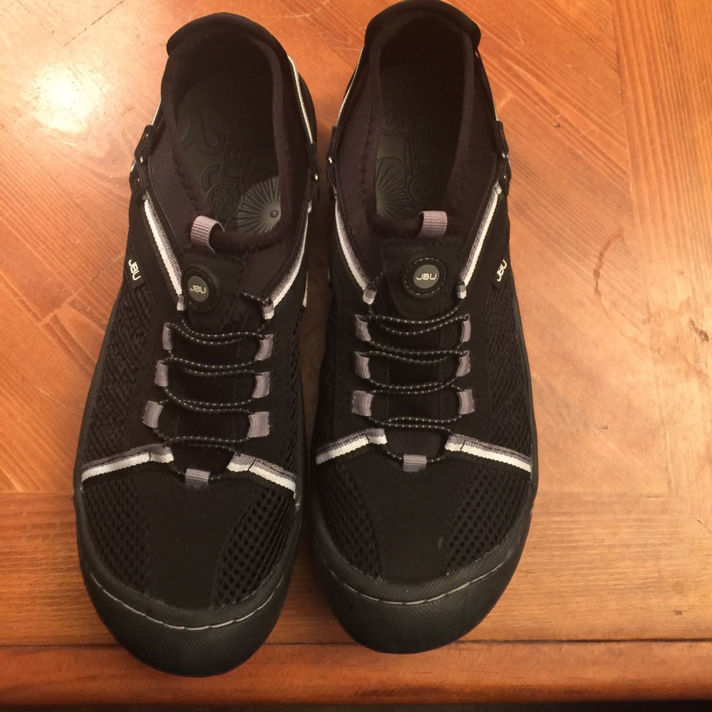 Black tennis shoes
