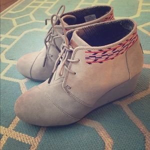 Toms Desert Wedge grey trim ankle booties size 8