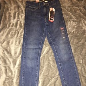 OFFERS ACCEPTED Levi’s shaping skinny jeans