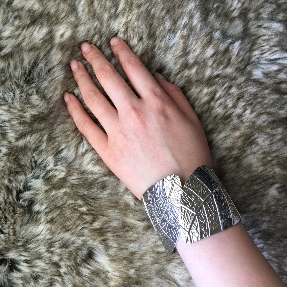Leaf metallic bangle