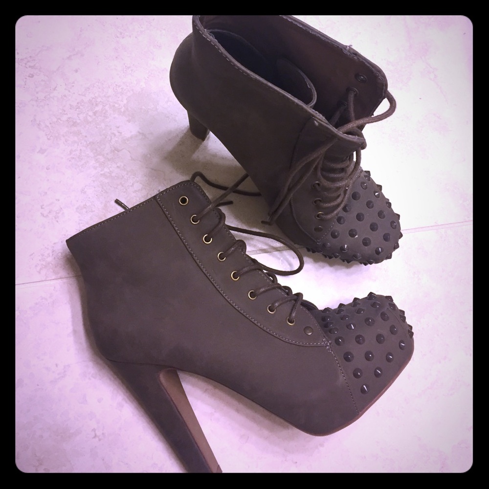 Studded boot heals