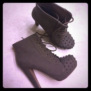 Studded boot heals