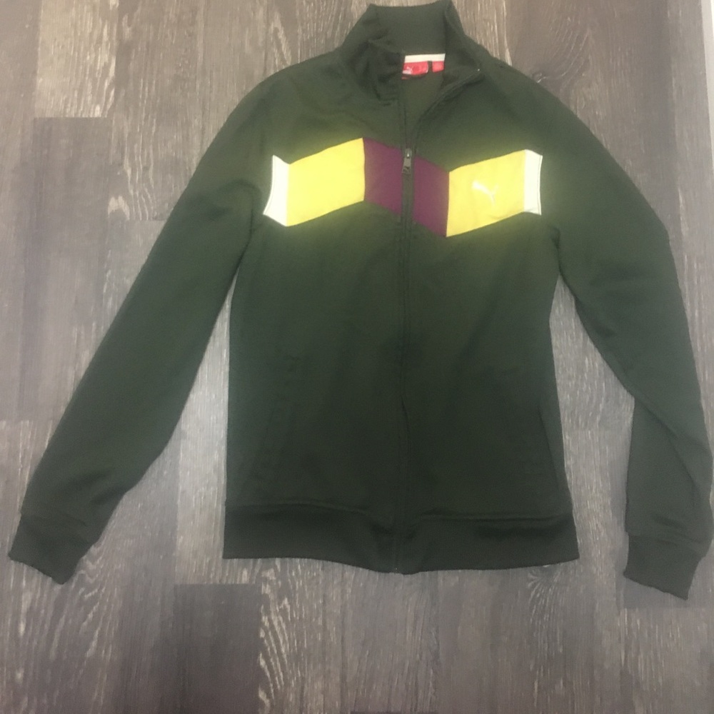 Cute size S puma jacket. LAST CHANCE 💫