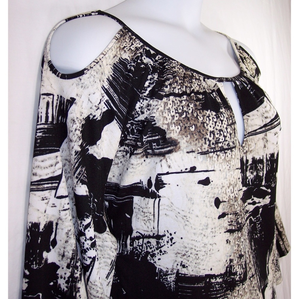 ESSENTIALS by Milano 3X Cold Shoulder Crepe Top - Picture 6 of 8