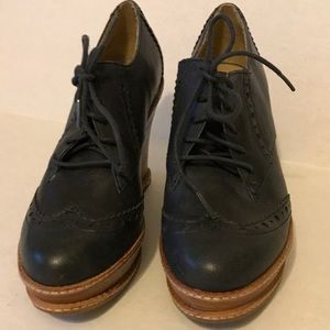 GUC navy blue wooden wedge loafer shoes.